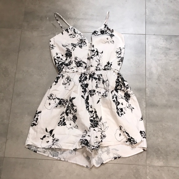 Charlotte Russe Other - 🛍 CHARLOTTE RUSSE ROMPER